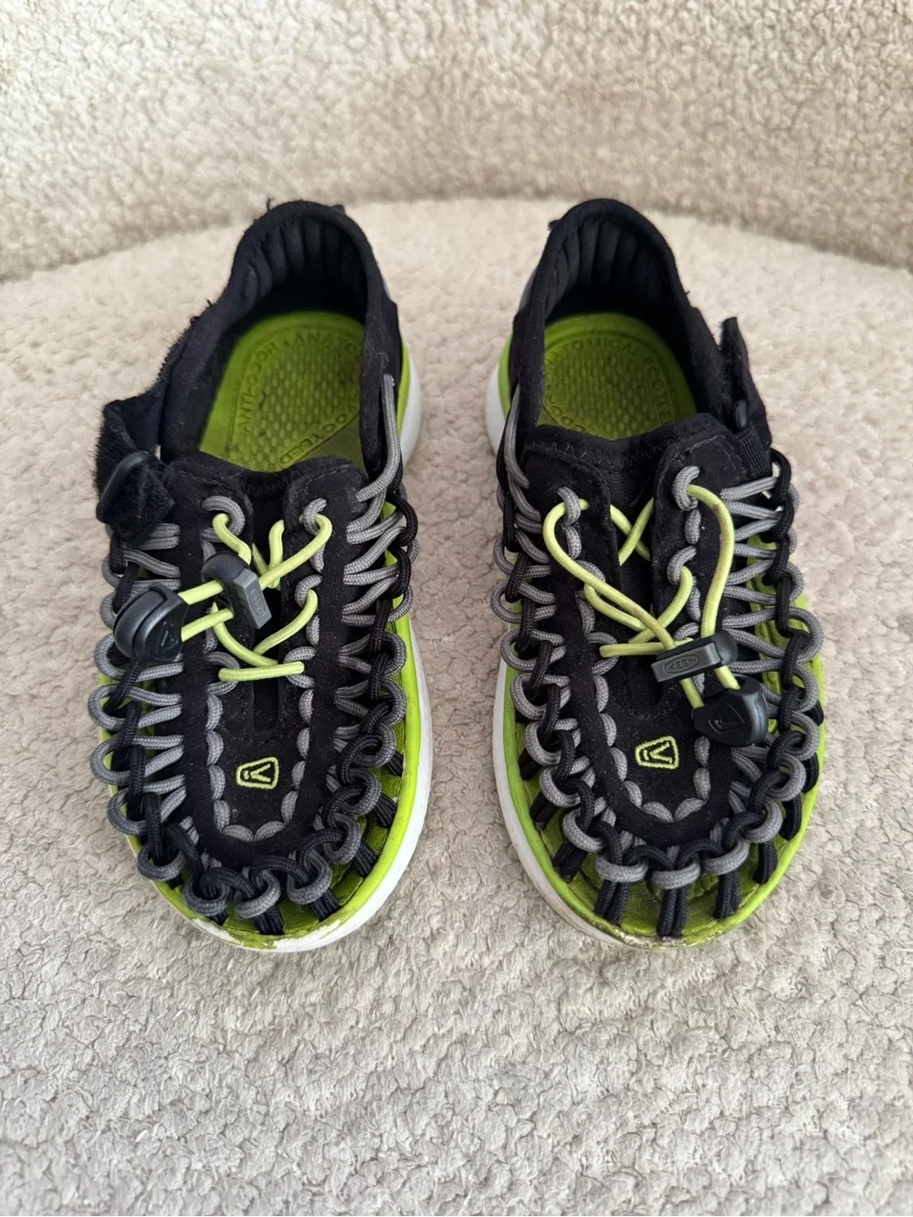 KEEN Uneek O2 Kids Sandals US 9 Black Green Corded Water Shoes Outdoor